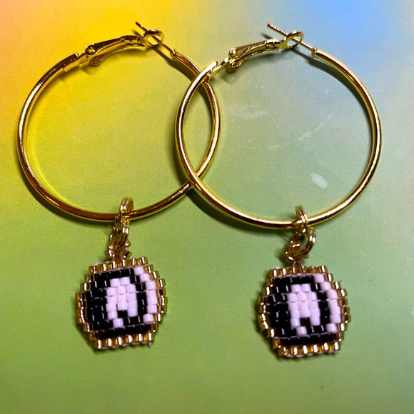 BEADED INITIAL HOOP EARRINGS- "Q" - Picture 2 of 3